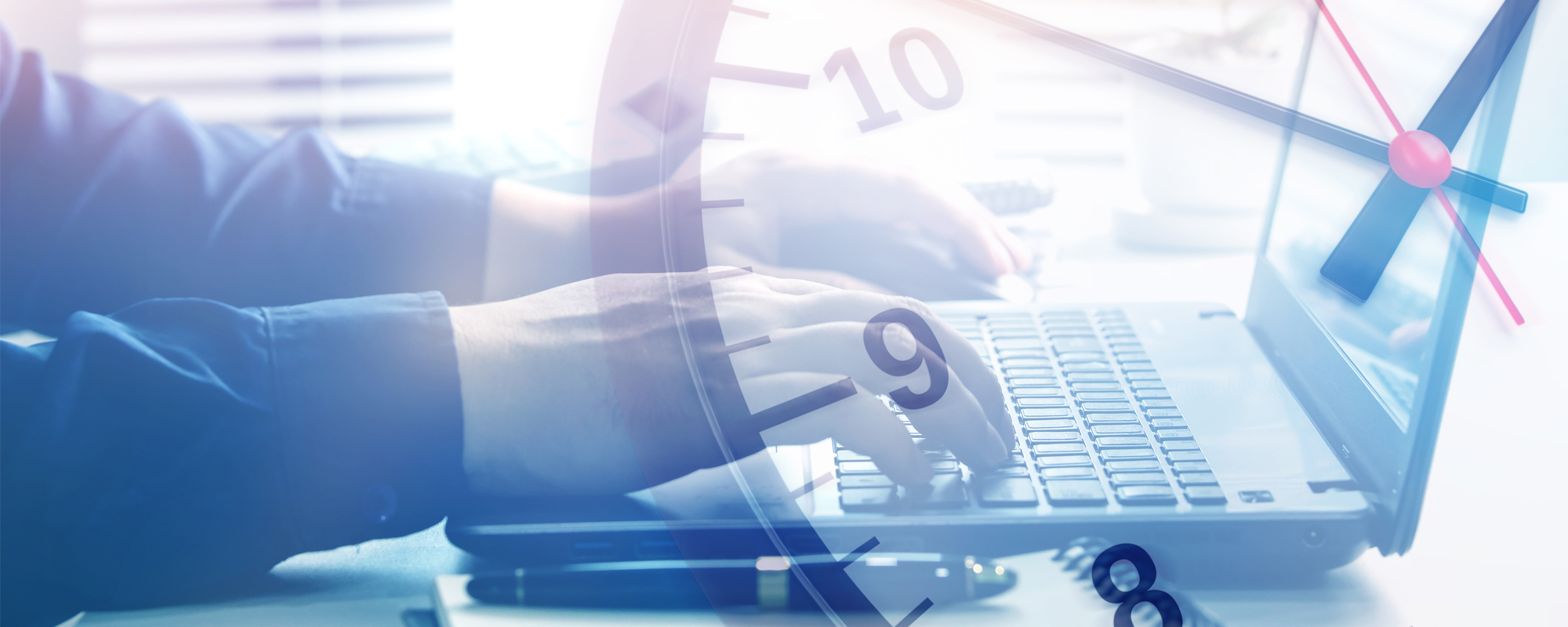 Überstundenpauschale: Mann an Laptop mit tickender Uhr, die sich übers Bild legt.